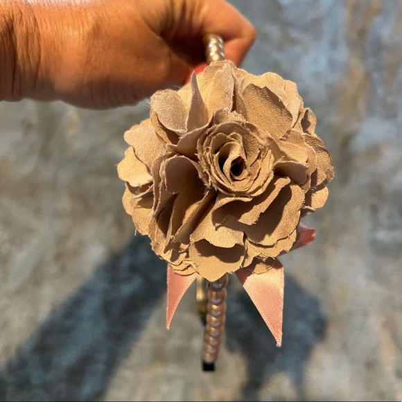 Cara New York dusty pink pearl headband with flower - Picture 3 of 6